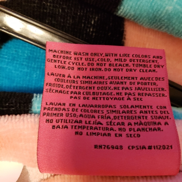 Betsey Johnson Beach Towel 28 in x 58 in - Picture 8 of 11